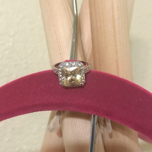 Costume Jewelry Ring - Picture 4 of 7
